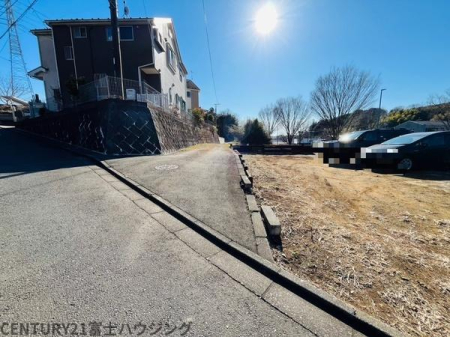 �_�ސ쌧����s�����̓y�n�̑O�ʓ��H�܂ތ��n�ʐ^