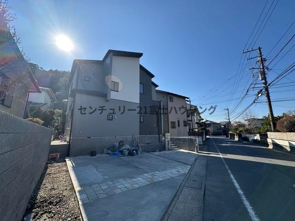 �_�ސ쌧���q�s�����5���ڂ̐V�z��ˌ��Ă̑O�ʓ��H�܂ތ��n�ʐ^