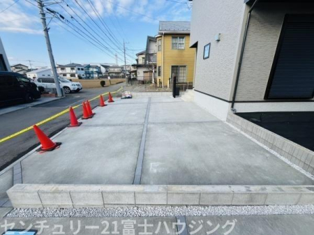 �_�ސ쌧������s�����̐V�z��ˌ��Ă̒��ԏ�