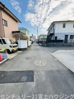 �_�ސ쌧������s�����̐V�z��ˌ��Ă̑O�ʓ��H�܂ތ��n�ʐ^