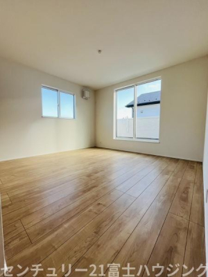 �_�ސ쌧������s�����̐V�z��ˌ��Ă̎q������