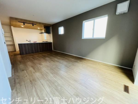 �_�ސ쌧������s�����̐V�z��ˌ��Ẵ��r���O