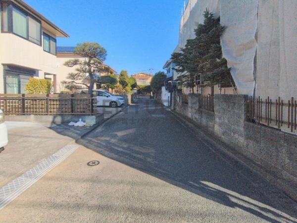 �_�ސ쌧������s���c3���ڂ̒��È�ˌ��Ă̑O�ʓ��H�܂ތ��n�ʐ^