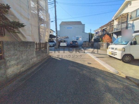 �_�ސ쌧������s���c3���ڂ̒��È�ˌ��Ă̑O�ʓ��H�܂ތ��n�ʐ^