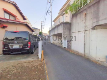 �_�ސ쌧����s�ғ��V��3���ڂ̓y�n�̑O�ʓ��H�܂ތ��n�ʐ^