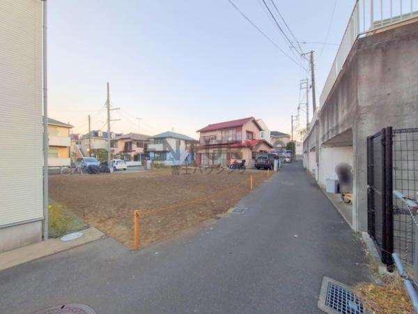 �_�ސ쌧����s�ғ��V��3���ڂ̓y�n�̑O�ʓ��H�܂ތ��n�ʐ^