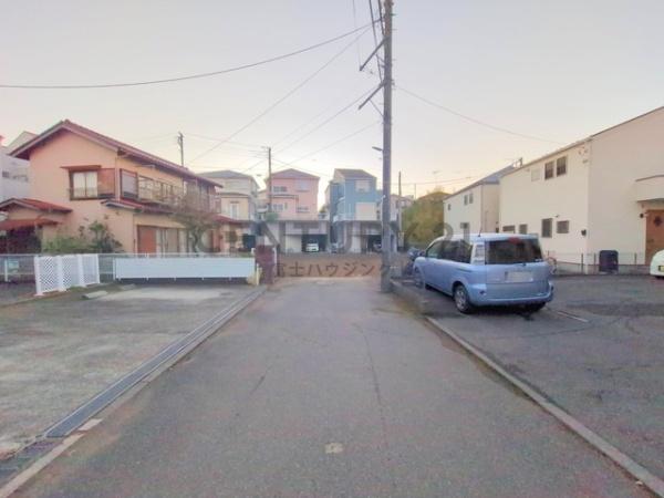 �_�ސ쌧����s�ғ��V��3���ڂ̓y�n�̑O�ʓ��H�܂ތ��n�ʐ^