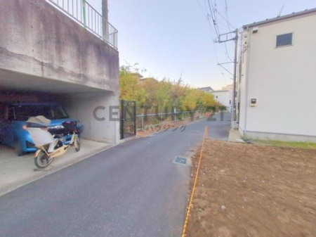 �_�ސ쌧����s�ғ��V��3���ڂ̓y�n�̑O�ʓ��H�܂ތ��n�ʐ^