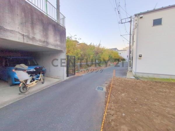 �_�ސ쌧����s�ғ��V��3���ڂ̓y�n�̑O�ʓ��H�܂ތ��n�ʐ^