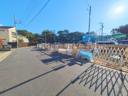 �_�ސ쌧������s�����C�݂̐V�z��ˌ��Ă̑O�ʓ��H�܂ތ��n�ʐ^