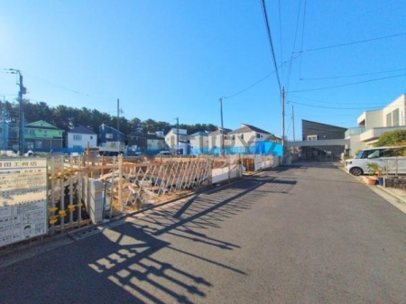 �_�ސ쌧������s�����C�݂̐V�z��ˌ��Ă̑O�ʓ��H�܂ތ��n�ʐ^