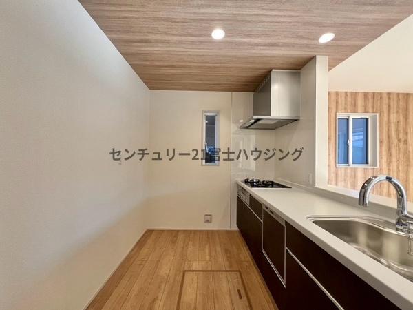 �_�ސ쌧����s�H��5���ڂ̐V�z��ˌ��ẴL�b�`��