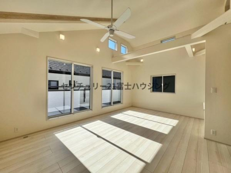 �_�ސ쌧����s�H��5���ڂ̐V�z��ˌ��Ẵ��r���O