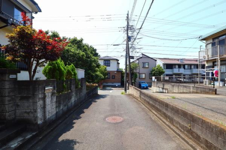 �_�ސ쌧����s����̓y�n�̑O�ʓ��H�܂ތ��n�ʐ^