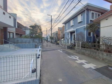 �_�ސ쌧����s�����C��7���ڂ̐V�z��ˌ��Ă̑O�ʓ��H�܂ތ��n�ʐ^