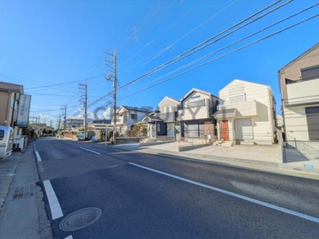 �_�ސ쌧������s����4���ڂ̐V�z��ˌ��Ă̑O�ʓ��H�܂ތ��n�ʐ^