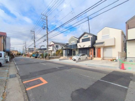 �_�ސ쌧������s����4���ڂ̐V�z��ˌ��Ă̑O�ʓ��H�܂ތ��n�ʐ^