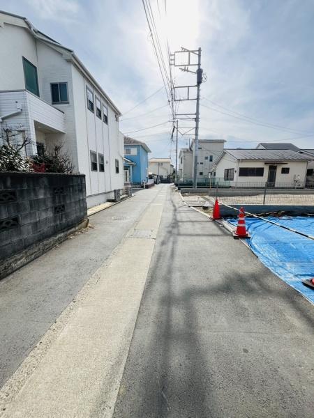 �_�ސ쌧������s������2���ڂ̐V�z��ˌ��Ă̑O�ʓ��H�܂ތ��n�ʐ^