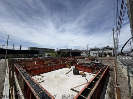 �_�ސ쌧����s�ΐ�1���ڂ̐V�z��ˌ��Ă̑O�ʓ��H�܂ތ��n�ʐ^