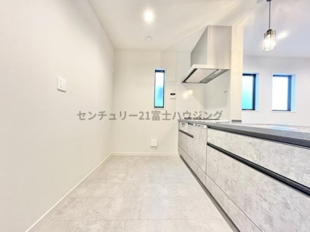 �_�ސ쌧������s�㊯���̐V�z��ˌ��ẴL�b�`��