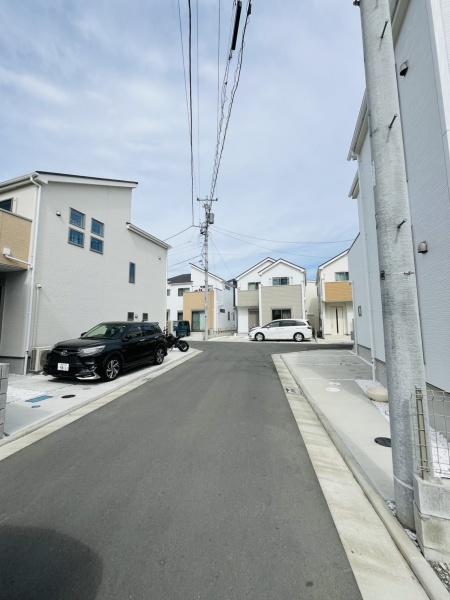 �_�ސ쌧������s�����̐V�z��ˌ��Ă̑O�ʓ��H�܂ތ��n�ʐ^