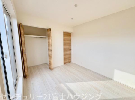 �_�ސ쌧����s���̐V�z��ˌ��Ă̎q������