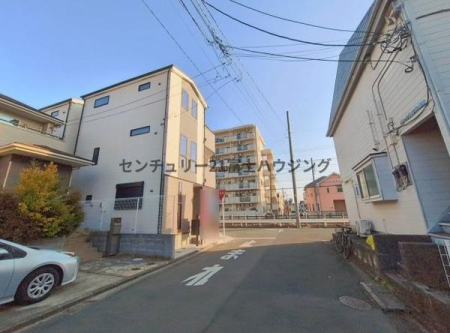 �_�ސ쌧����s�Ó��4���ڂ̐V�z��ˌ��Ă̑O�ʓ��H�܂ތ��n�ʐ^