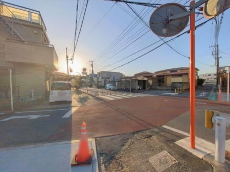 �_�ސ쌧����s�����C��3���ڂ̐V�z��ˌ��Ă̑O�ʓ��H�܂ތ��n�ʐ^