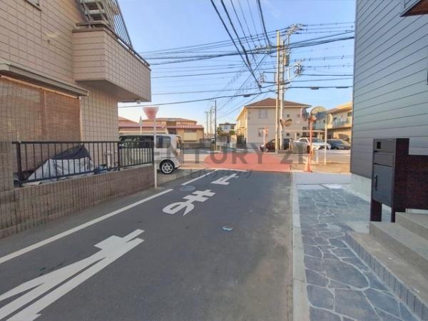 �_�ސ쌧����s�����C��3���ڂ̐V�z��ˌ��Ă̑O�ʓ��H�܂ތ��n�ʐ^