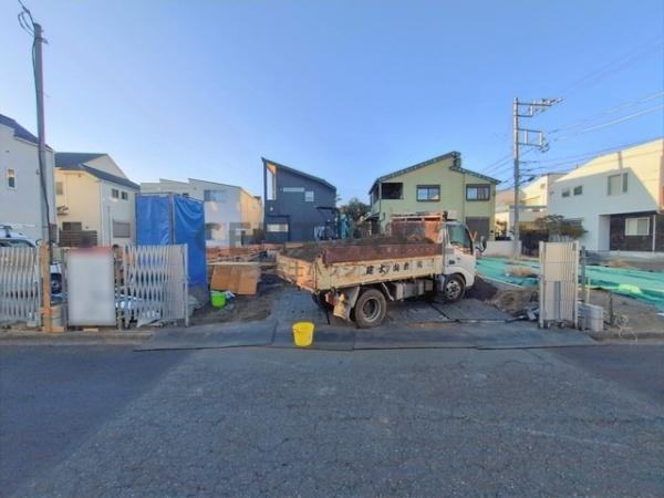 �_�ސ쌧����s����������2���ڂ̐V�z��ˌ��Ă̑O�ʓ��H�܂ތ��n�ʐ^