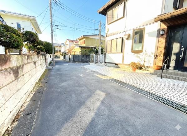 �_�ސ쌧������s���Q2���ڂ̓y�n�̑O�ʓ��H�܂ތ��n�ʐ^