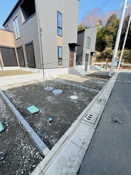 �_�ސ쌧������s��̐V�z��ˌ��Ă̑O�ʓ��H�܂ތ��n�ʐ^