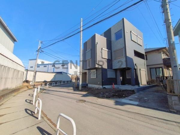 �_�ސ쌧������s�����̐V�z��ˌ��Ă̑O�ʓ��H�܂ތ��n�ʐ^