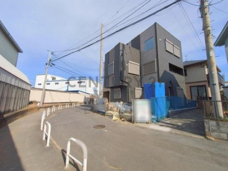 �_�ސ쌧������s�����̐V�z��ˌ��Ă̑O�ʓ��H�܂ތ��n�ʐ^