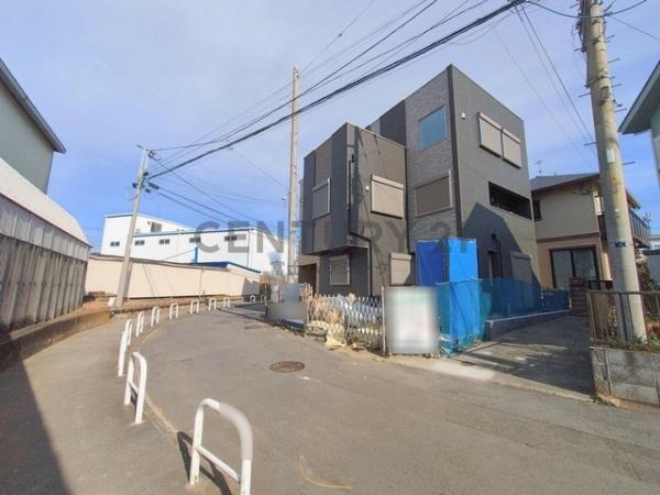 �_�ސ쌧������s�����̐V�z��ˌ��Ă̑O�ʓ��H�܂ތ��n�ʐ^