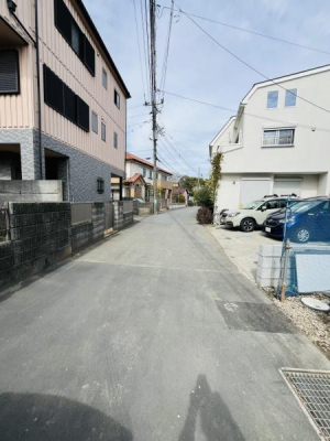 �_�ސ쌧������s����2���ڂ̐V�z��ˌ��Ă̑O�ʓ��H�܂ތ��n�ʐ^