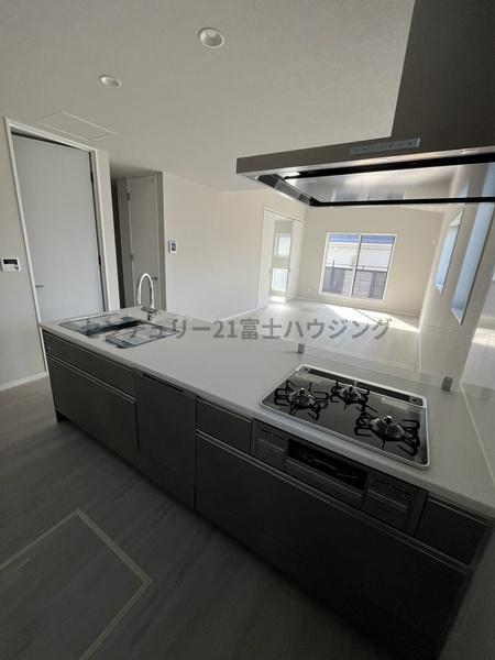 �_�ސ쌧������s�����u1���ڂ̐V�z��ˌ��ẴL�b�`��