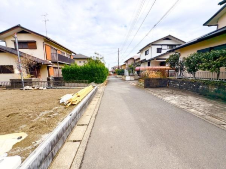 �_�ސ쌧���l�s����折���J��6���ڂ̐V�z��ˌ��Ă̑O�ʓ��H�܂ތ��n�ʐ^