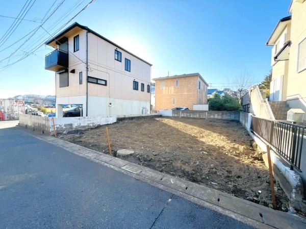 �_�ސ쌧����s����4���ڂ̐V�z��ˌ��Ă̑O�ʓ��H�܂ތ��n�ʐ^