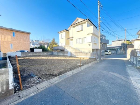 �_�ސ쌧����s����4���ڂ̐V�z��ˌ��Ă̑O�ʓ��H�܂ތ��n�ʐ^