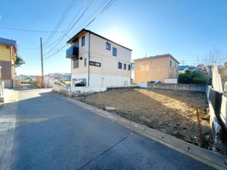 �_�ސ쌧����s����4���ڂ̐V�z��ˌ��Ă̑O�ʓ��H�܂ތ��n�ʐ^