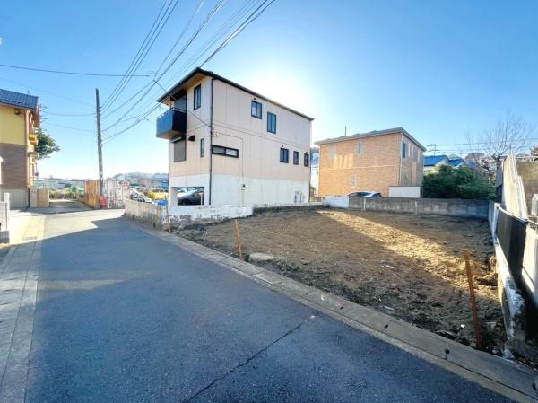 �_�ސ쌧����s����4���ڂ̐V�z��ˌ��Ă̑O�ʓ��H�܂ތ��n�ʐ^