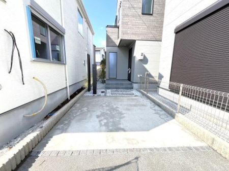 �_�ސ쌧������s�����u1���ڂ̐V�z��ˌ��Ă̑O�ʓ��H�܂ތ��n�ʐ^