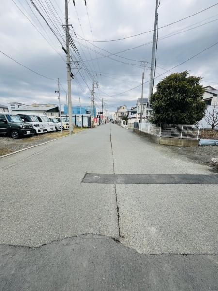 �_�ސ쌧������s����1���ڂ̐V�z��ˌ��Ă̑O�ʓ��H�܂ތ��n�ʐ^