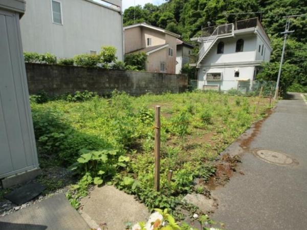 �_�ސ쌧���q�s�咬7���ڂ̓y�n�̑O�ʓ��H�܂ތ��n�ʐ^