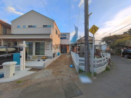 �_�ސ쌧����s�����C��7���ڂ̐V�z��ˌ��Ă̑O�ʓ��H�܂ތ��n�ʐ^