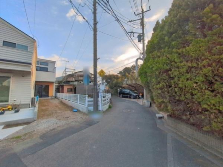 �_�ސ쌧����s�����C��7���ڂ̐V�z��ˌ��Ă̑O�ʓ��H�܂ތ��n�ʐ^