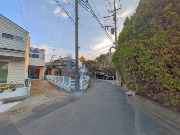 �_�ސ쌧����s�����C��7���ڂ̐V�z��ˌ��Ă̑O�ʓ��H�܂ތ��n�ʐ^