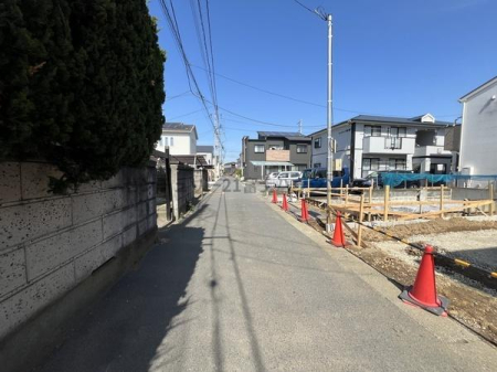 �_�ސ쌧������s�����̐V�z��ˌ��Ă̑O�ʓ��H�܂ތ��n�ʐ^