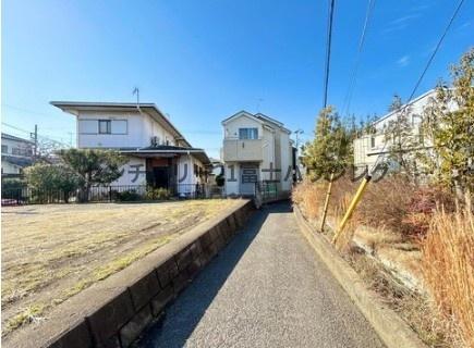 �_�ސ쌧����s����̓y�n�̑O�ʓ��H�܂ތ��n�ʐ^